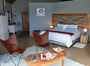 Luxury lodge accommodation with Breakfast, close to Jeffreys Bay