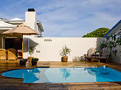 Robin's Rest Bed and Breakfast in the sought after suburb of Kwaaiwater in Hermanus. 
